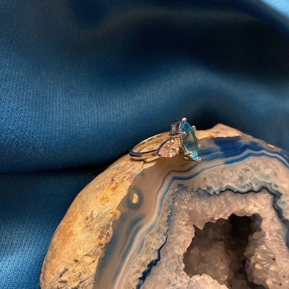 🎉🎉 Host Pick 7/22🎉 Blue Topaz with white topaz. Beautiful Ring - Picture 9 of 12